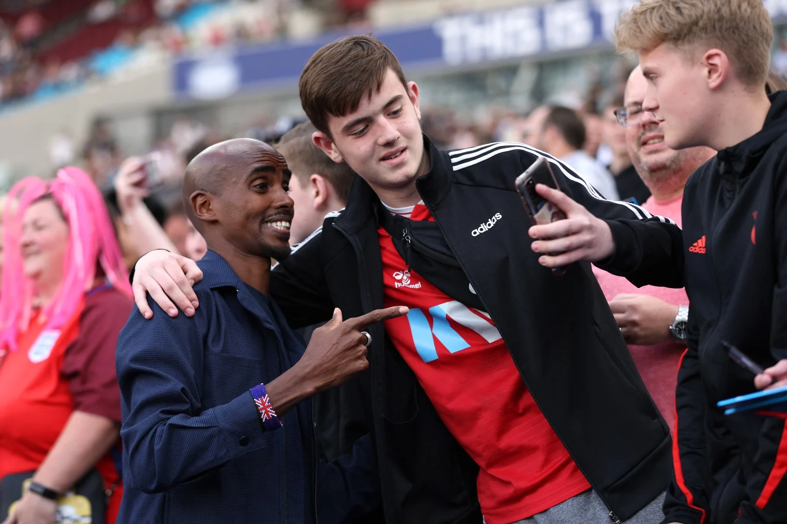 מו פארח עם מעריצים בבריטניה