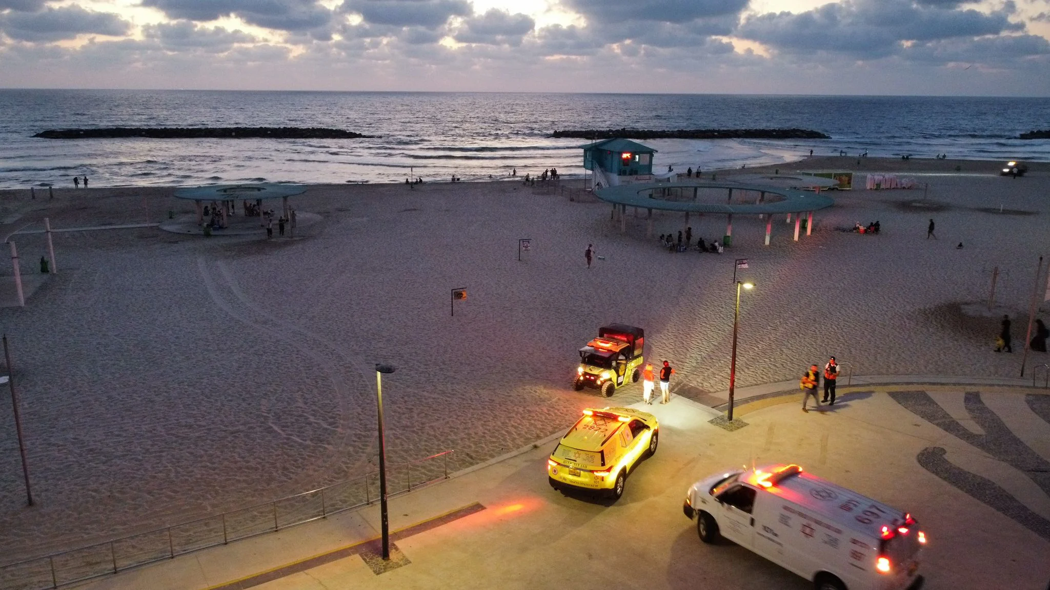 צוותי רפואה בחוף דלילה באשקלון