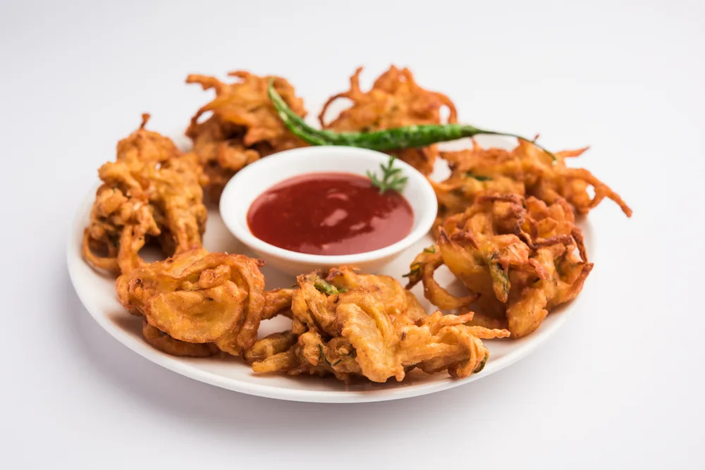 Fried,onion,pakora,or,pyaj,pakoda,also,known,as,crispy