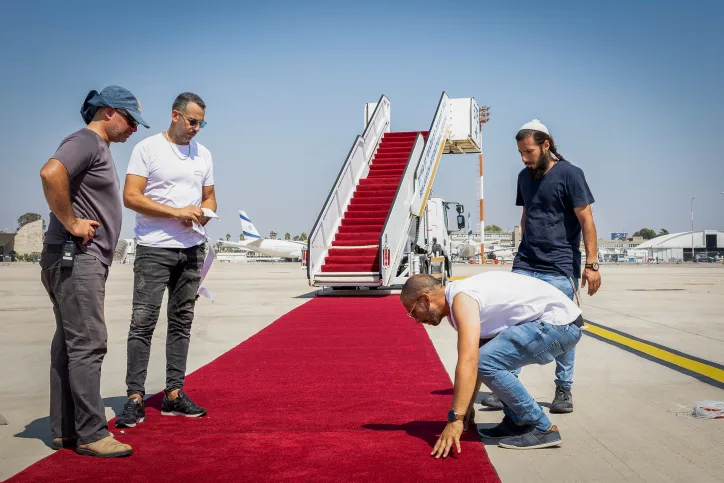 השטיח האדום כבר פרוס. ההכנות בנתב''ג לנחיתת ביידן