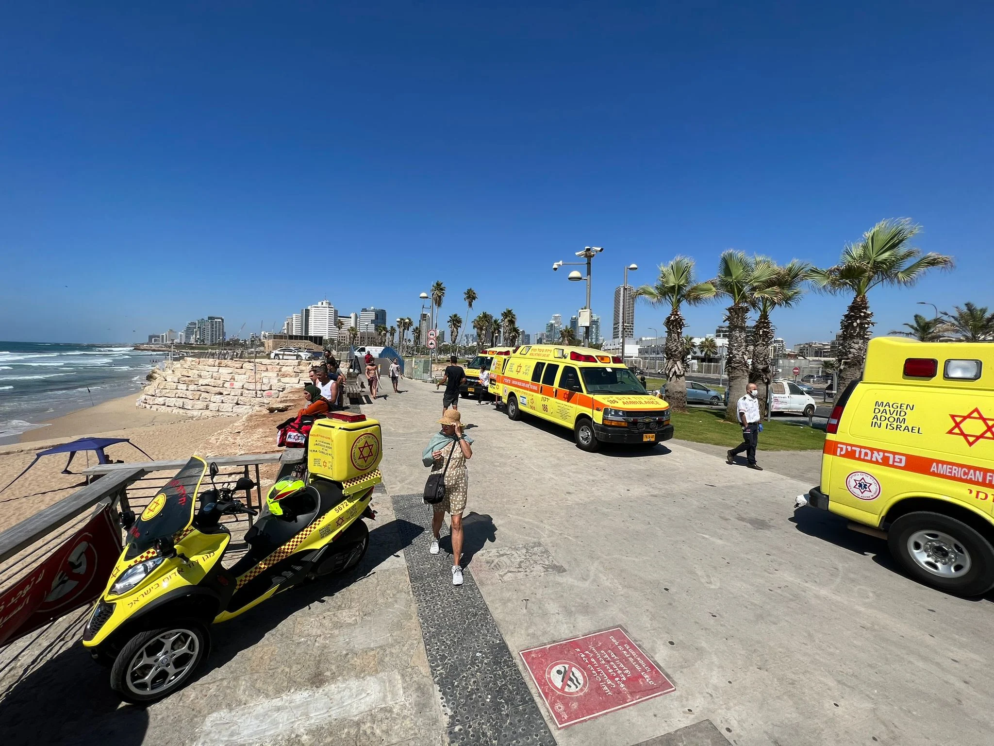 אמבולנס בחוף צ'ארלס קלור בתל אביב