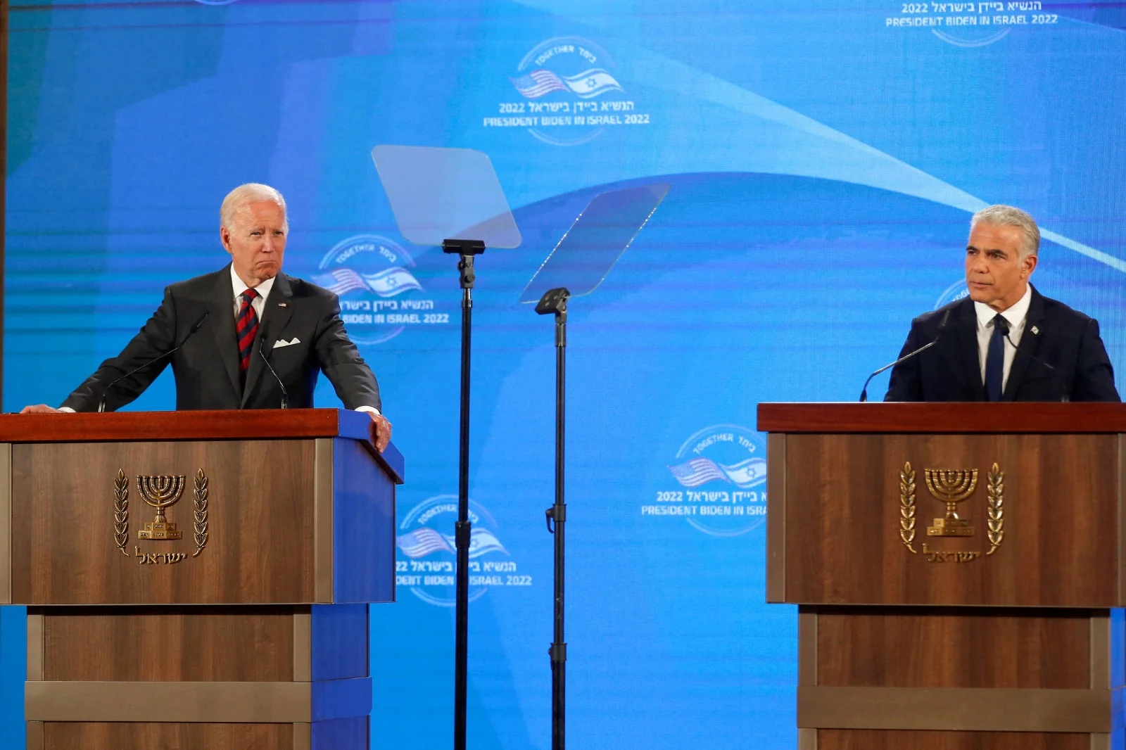נשיא ארה''ב ג'ו ביידן וראש ממשלת ישראל יאיר לפיד בחתימה על הצהרת ירושלים