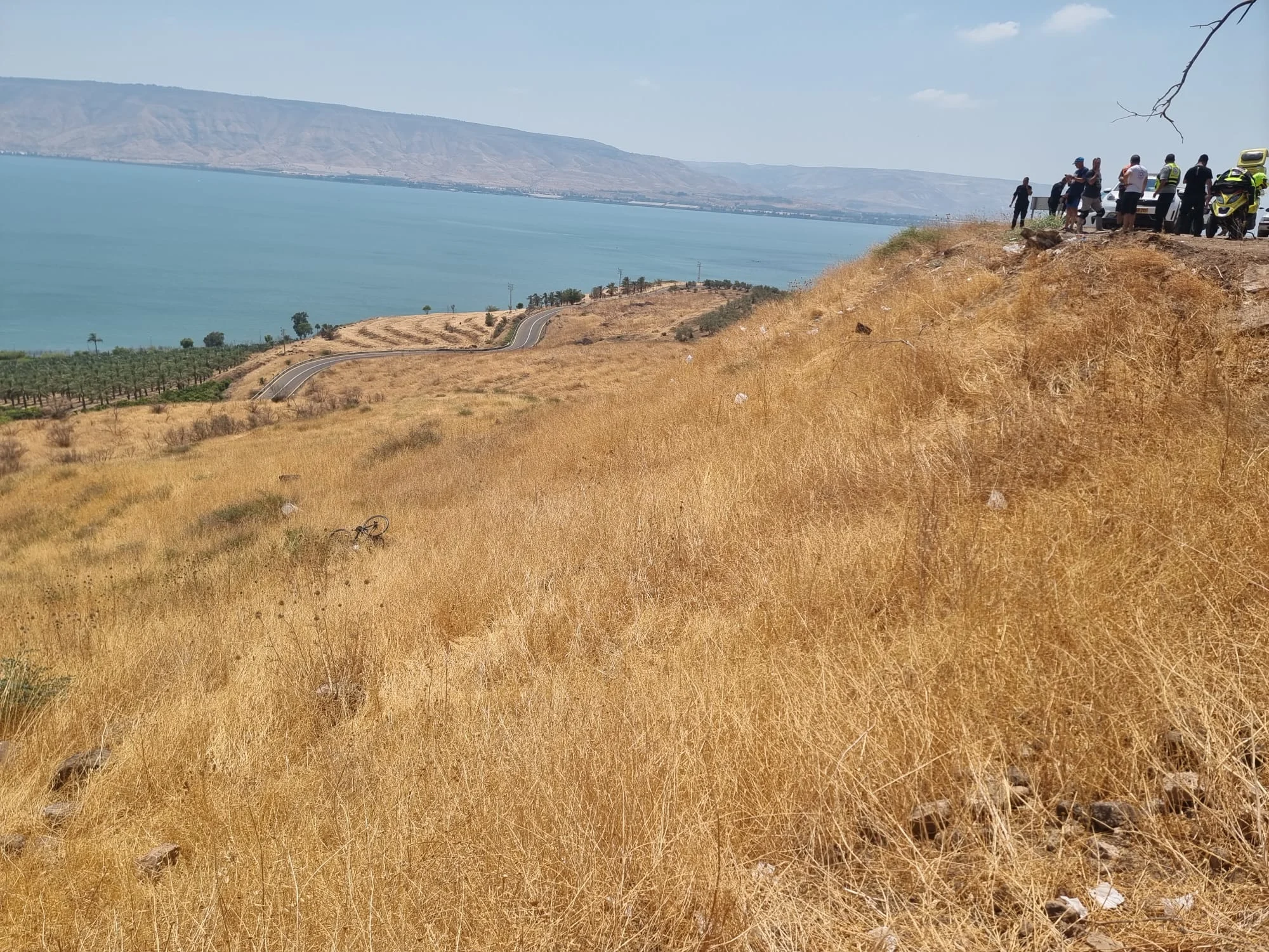 זירת התאונה שבה נהרגה רוכבת אופניים סמוך לכנרת