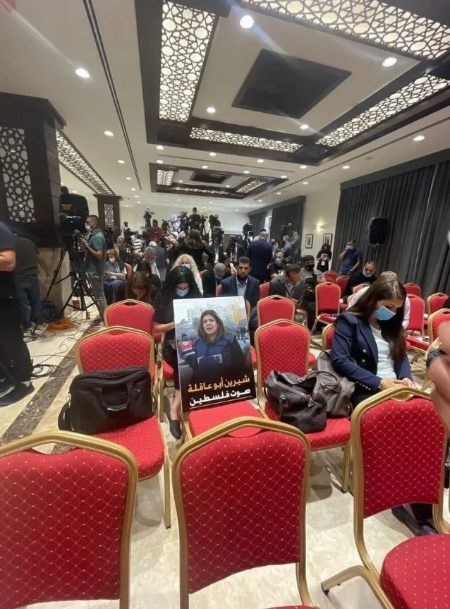 הכיסא הריק שהושאר לשירין אבו עאקלה שנהרגה בג'נין