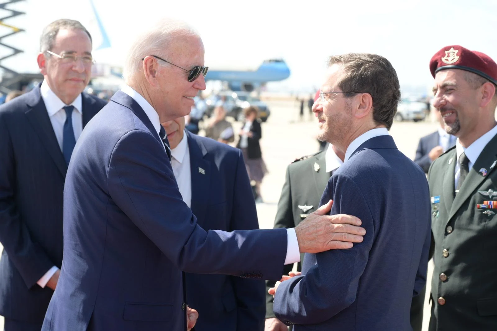 הנשיא ביידן נפרד מהנשיא הרצוג בנתב''ג לפני המראתו לסעודיה