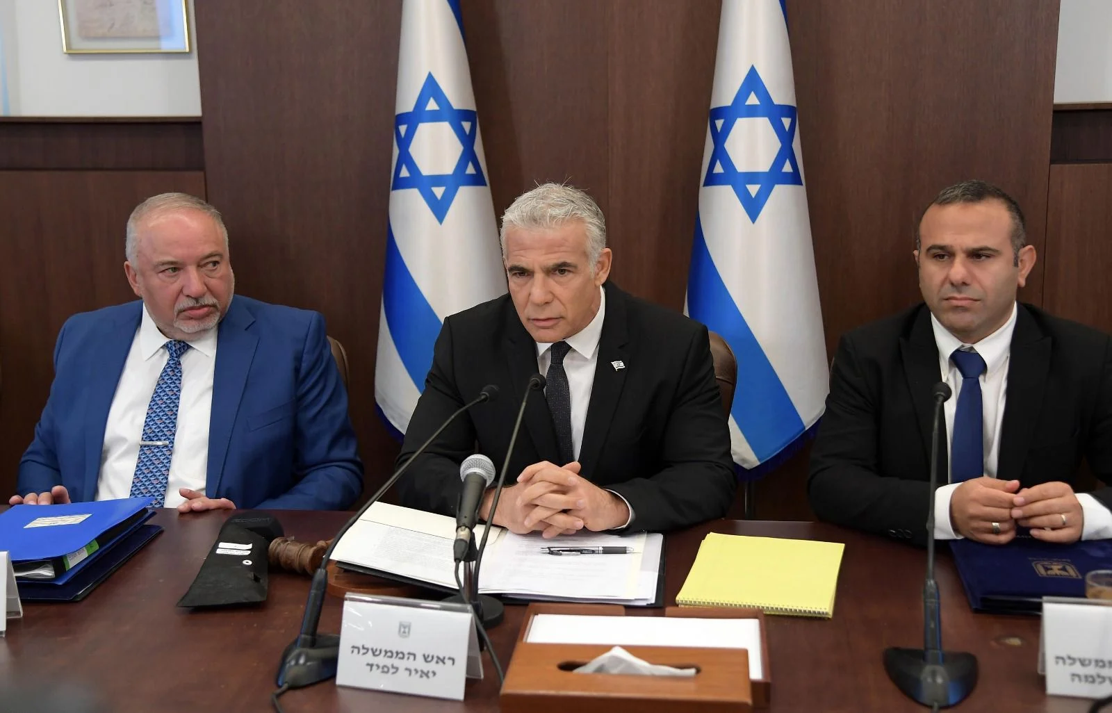 רה''מ יאיר לפיד ושר האוצר אביגדור ליברמן בפתח ישיבת הממשלה