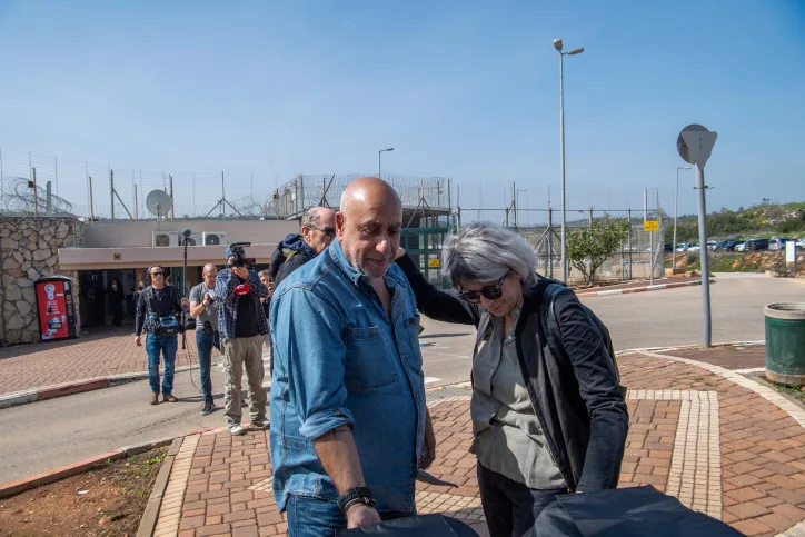 ניסו שחם בכניסה לכלא