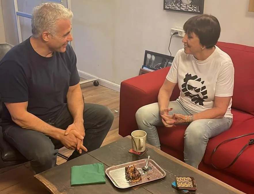רה''מ יאיר לפיד וזהבה גלאון בפגישתם