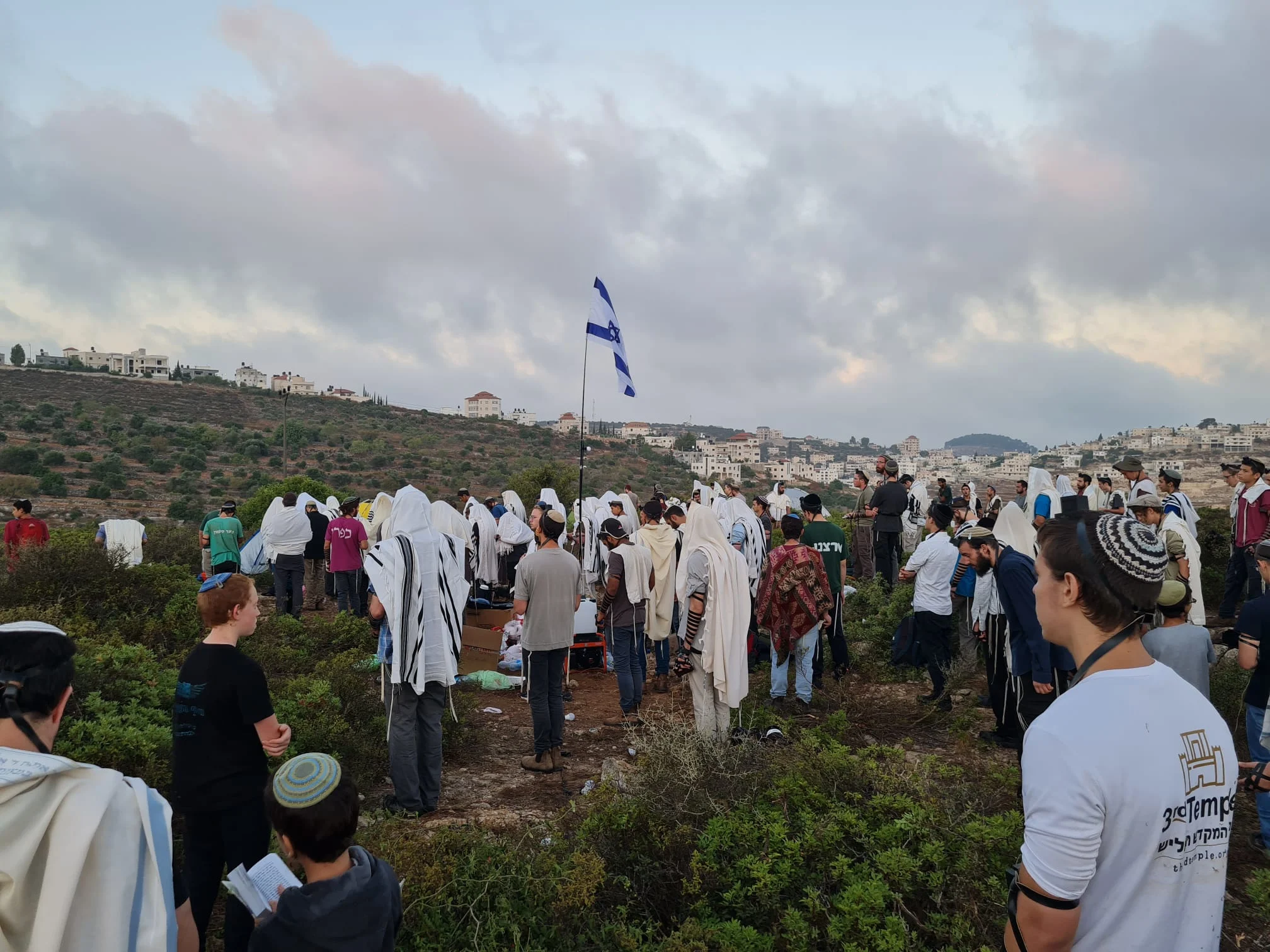 תפילת שחרית במאחז החדש בשומרון