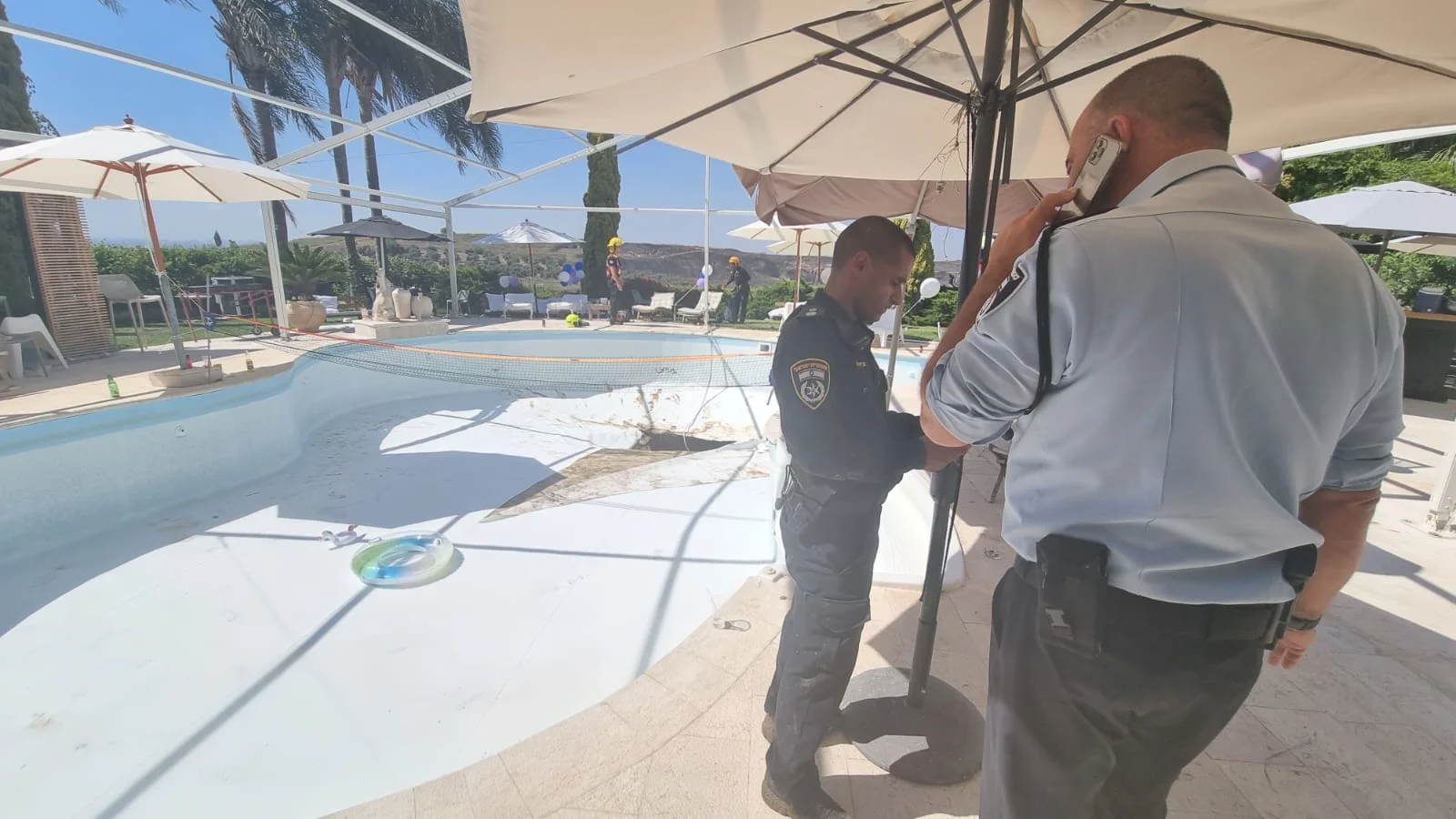 חיפושים אחר נעדר בבולען שנפער בבריכה בכרמי יוסף