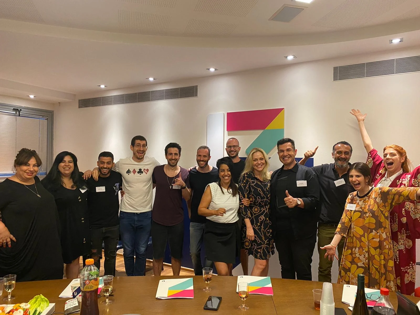 הקאסט של ''השגרירות'' בהקראה ראשונה של התסריט