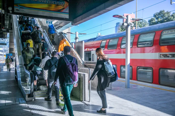 נוסעים ברכבת ת''א השלום