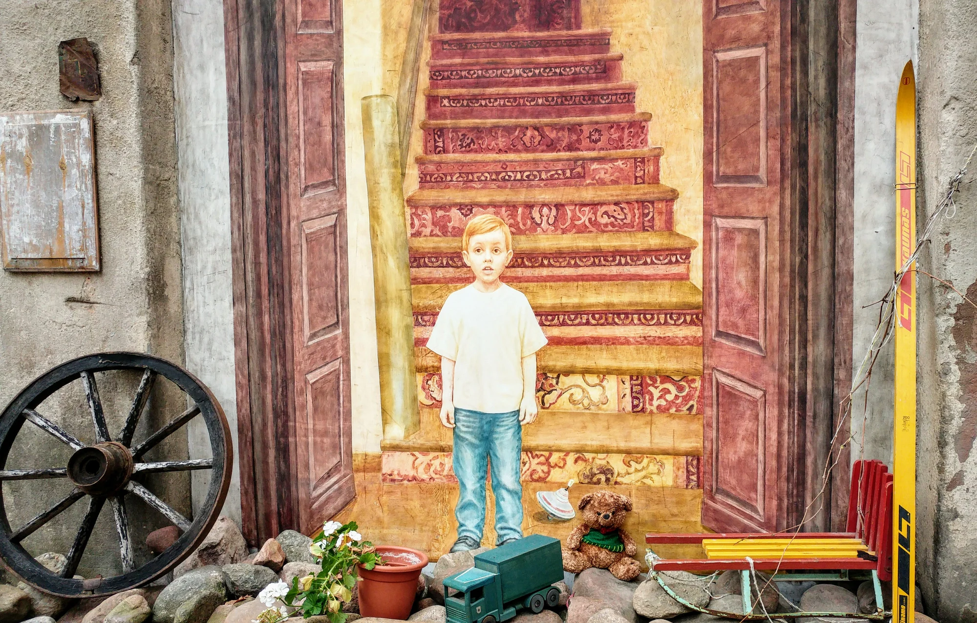 חצר פנימית מלאה באמנות רחוב מרגשת. צילום: מיכל בן ארי מנור