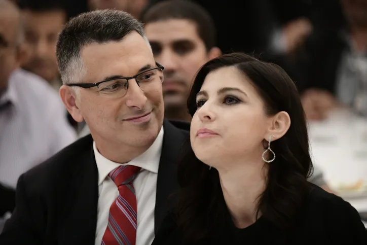 גאולה אבן ובעלה גדעון סער