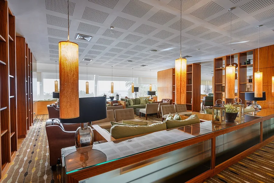 לרגע שכחנו שאנחנו בישראל. לובי מלון גנים. צילום אורן גרונדמן