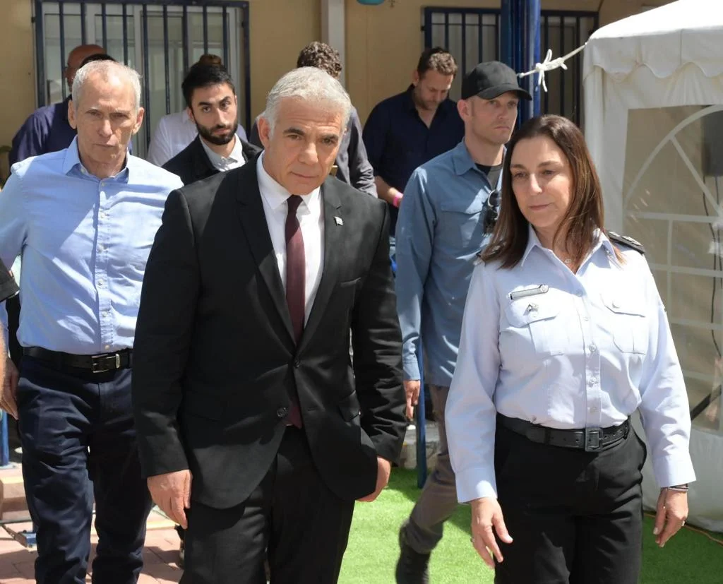 לפיד עם בר-לב וקטי פרי בכלא עופר