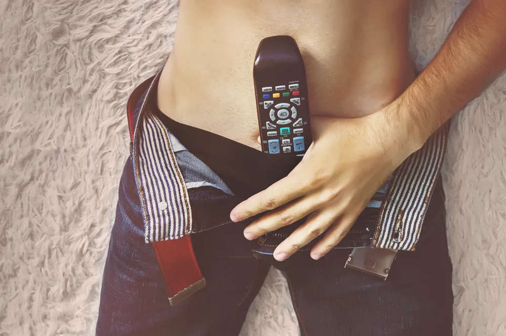 גבר בתחתונים עם שלט