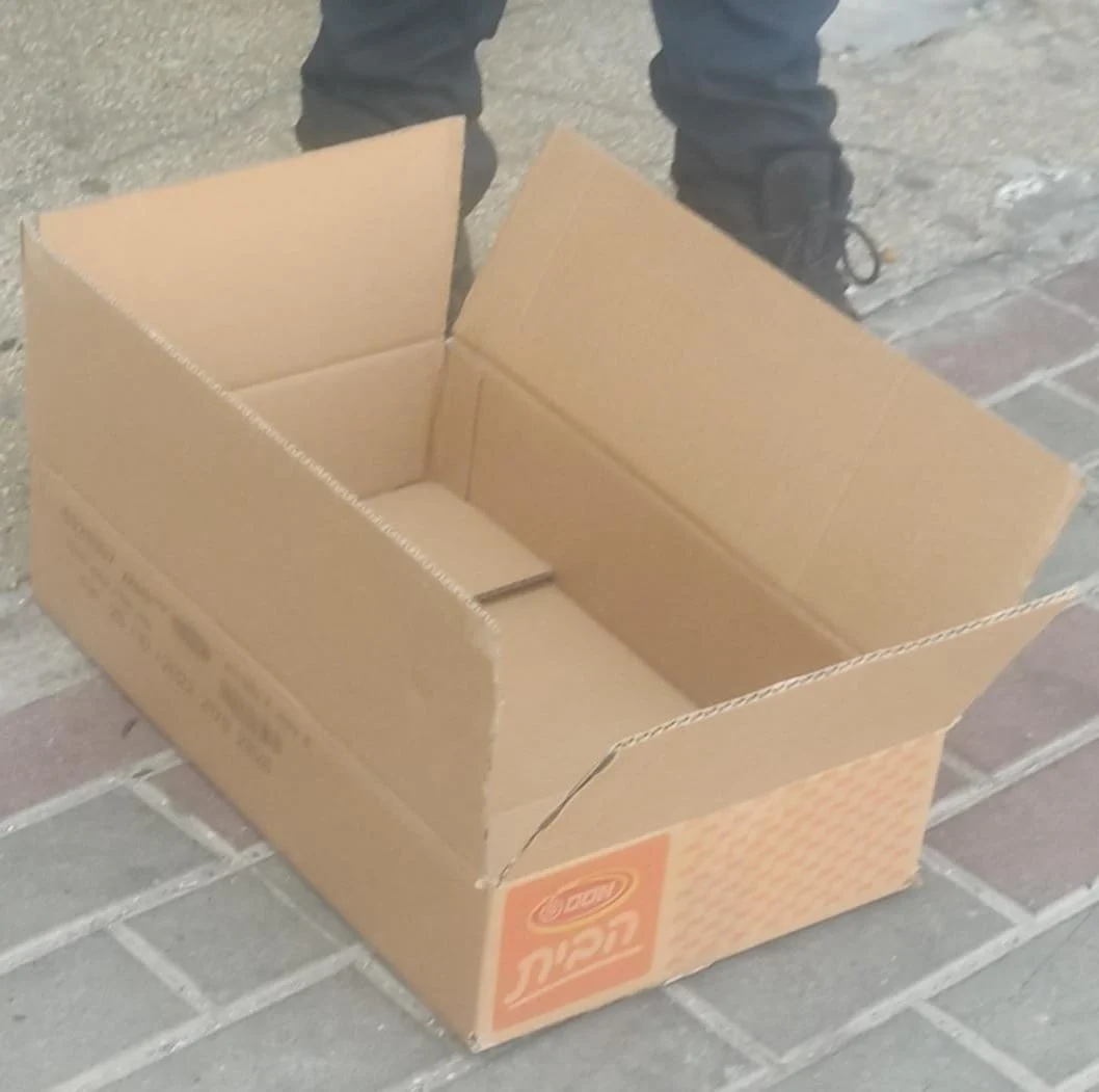 המשטרה איתרה תינוק בן מספר ימים בתוך קרטון בעיר העתיקה בעכו