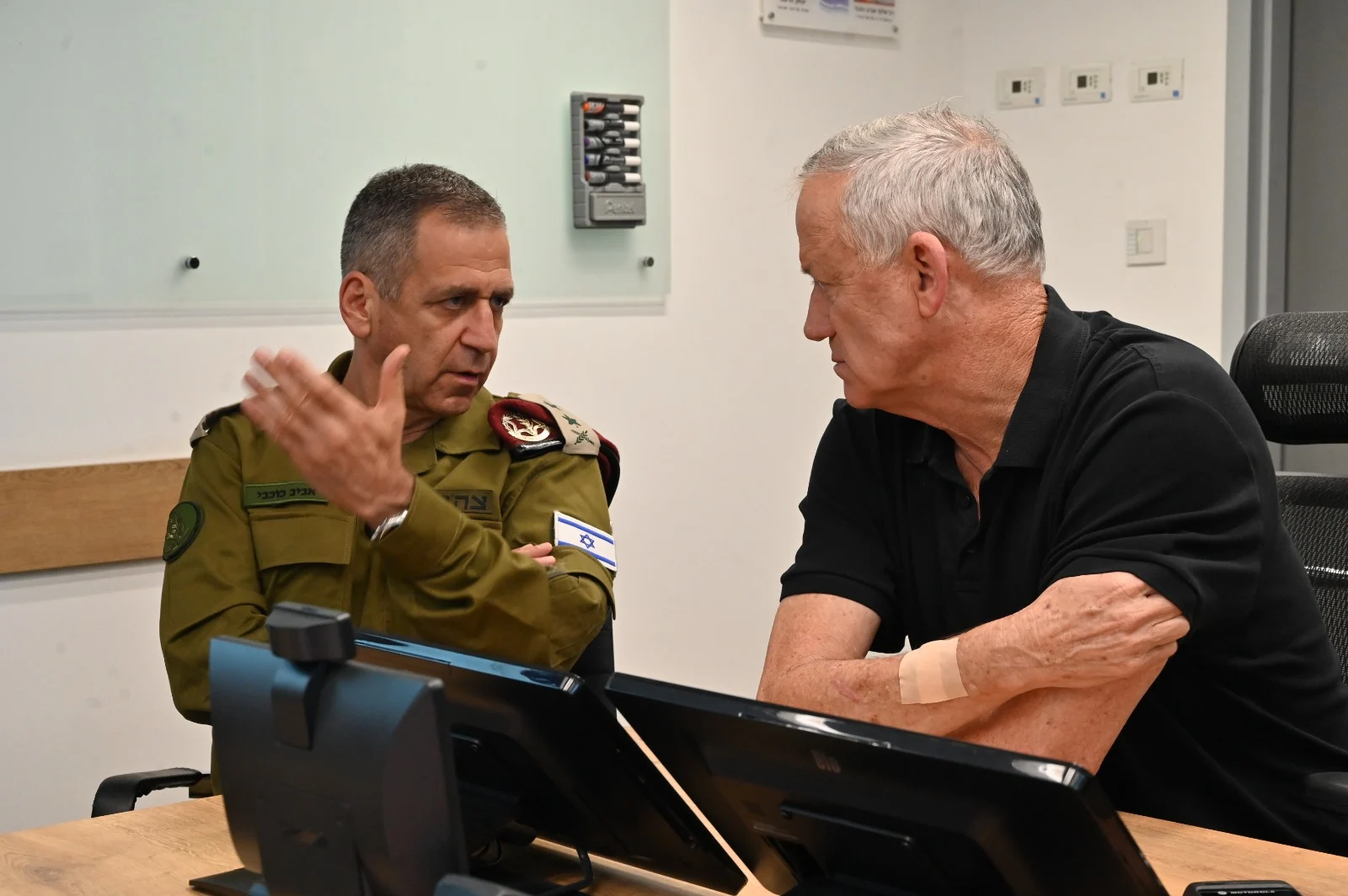 שר הביטחון בני גנץ בהערכת מצב מבצעית