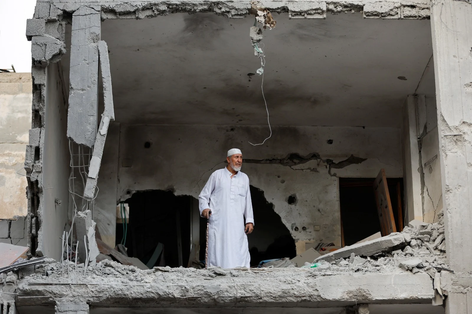 תושב עזה בהריסות הבניין שבו שהה בכיר הג'יהאד האיסלאמי חאלד מנסור שחוסל