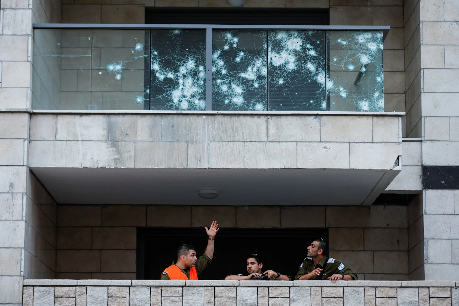 נזק לבניין מגורים באשקלון בעקבות נפילת רקטה