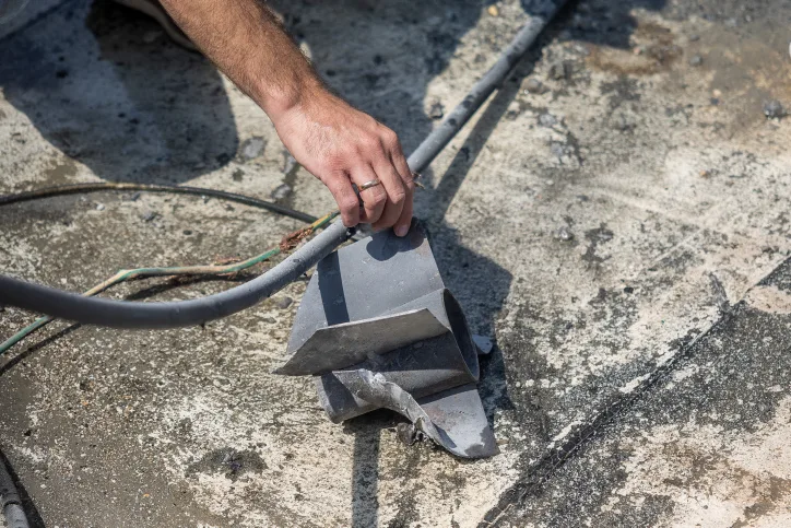 שריד רקטה שנפל בבית בשדרות