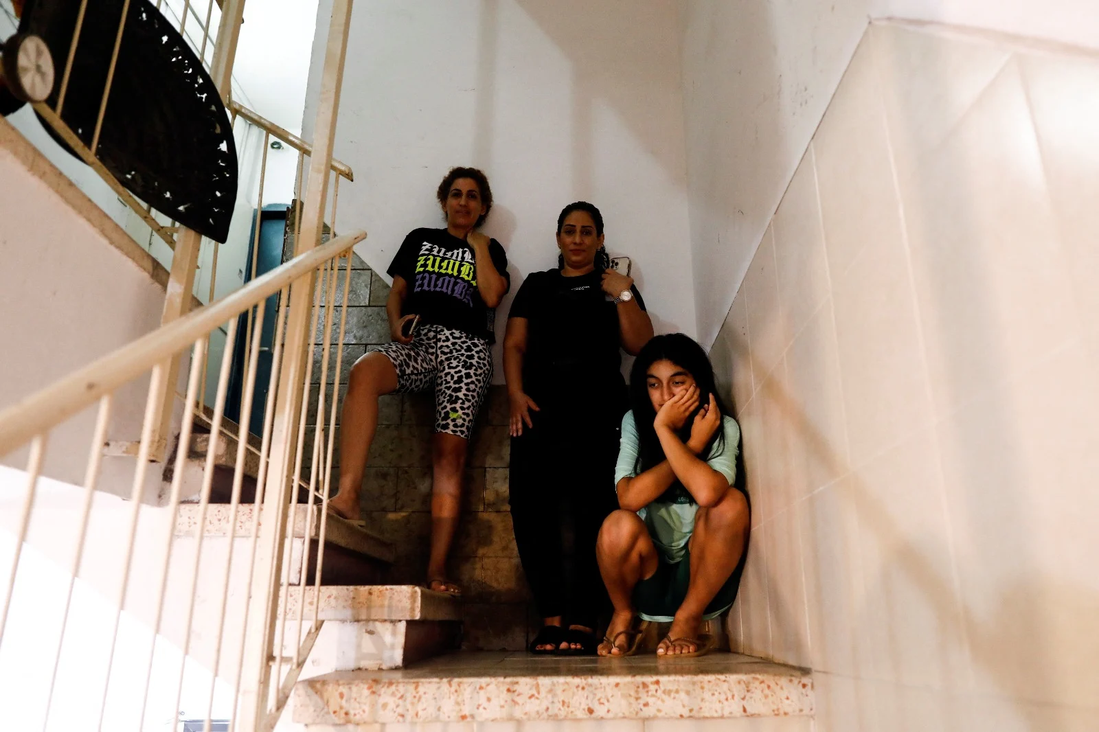 דיירי בניין בחדר המדרגות, לאחר שהושמעה אזעקה באזור עוטף עזה