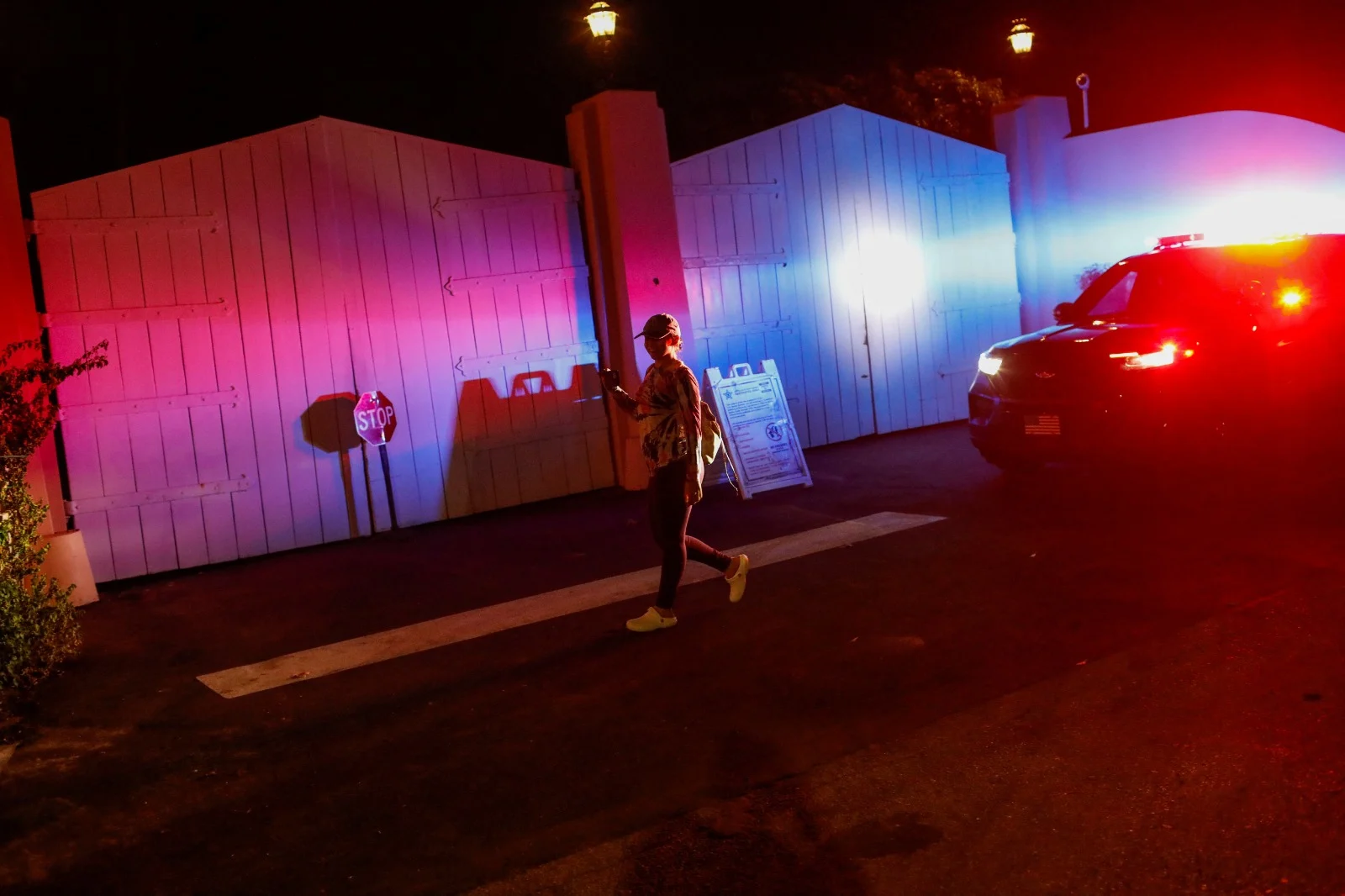 סוכני FBI מחוץ לאחוזת ה''מאר-א-לאגו'' שבפלורידה