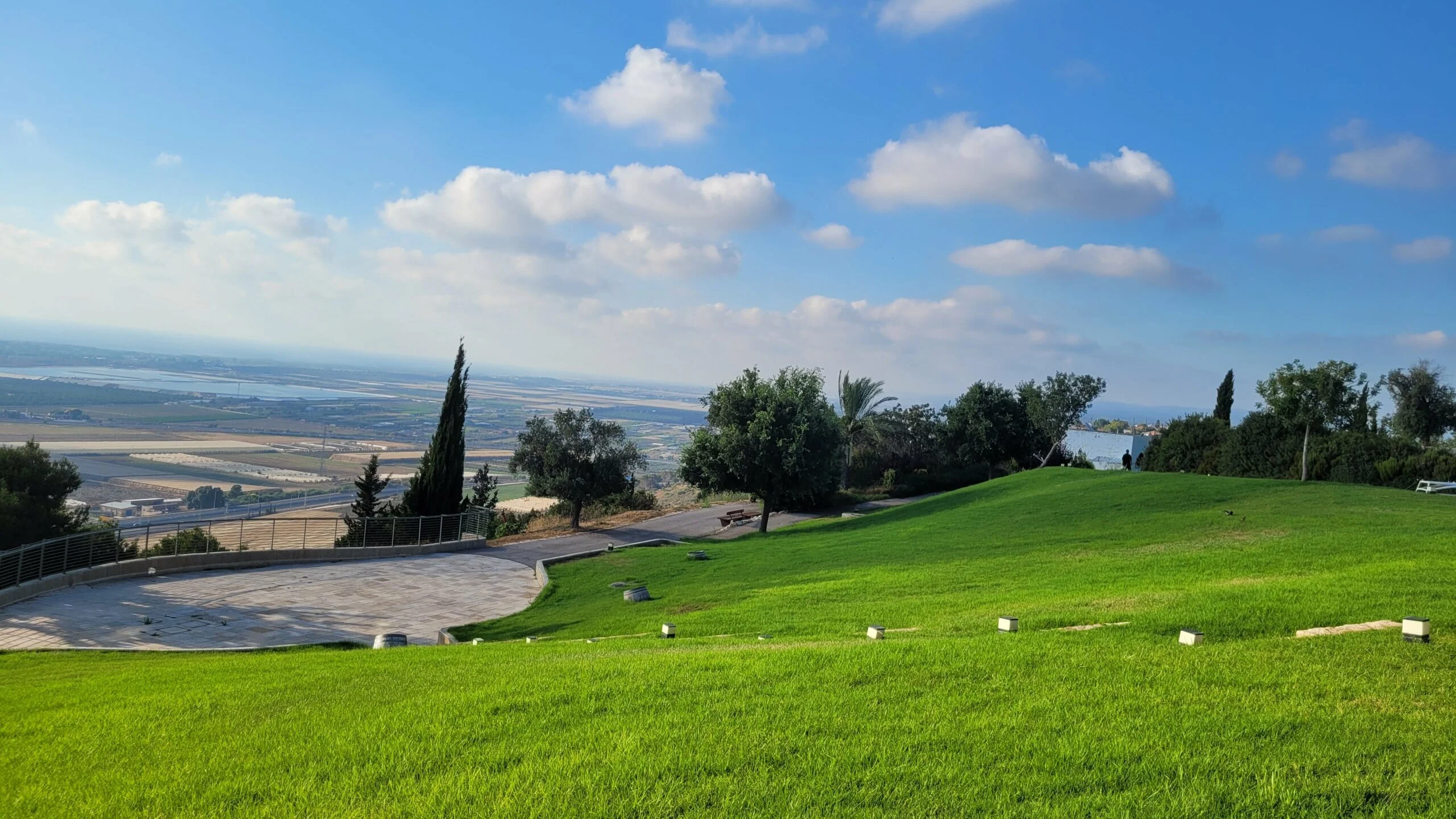 מדשאות ירוקות ונוף כחול. צילום: מיכל בן ארי מנור