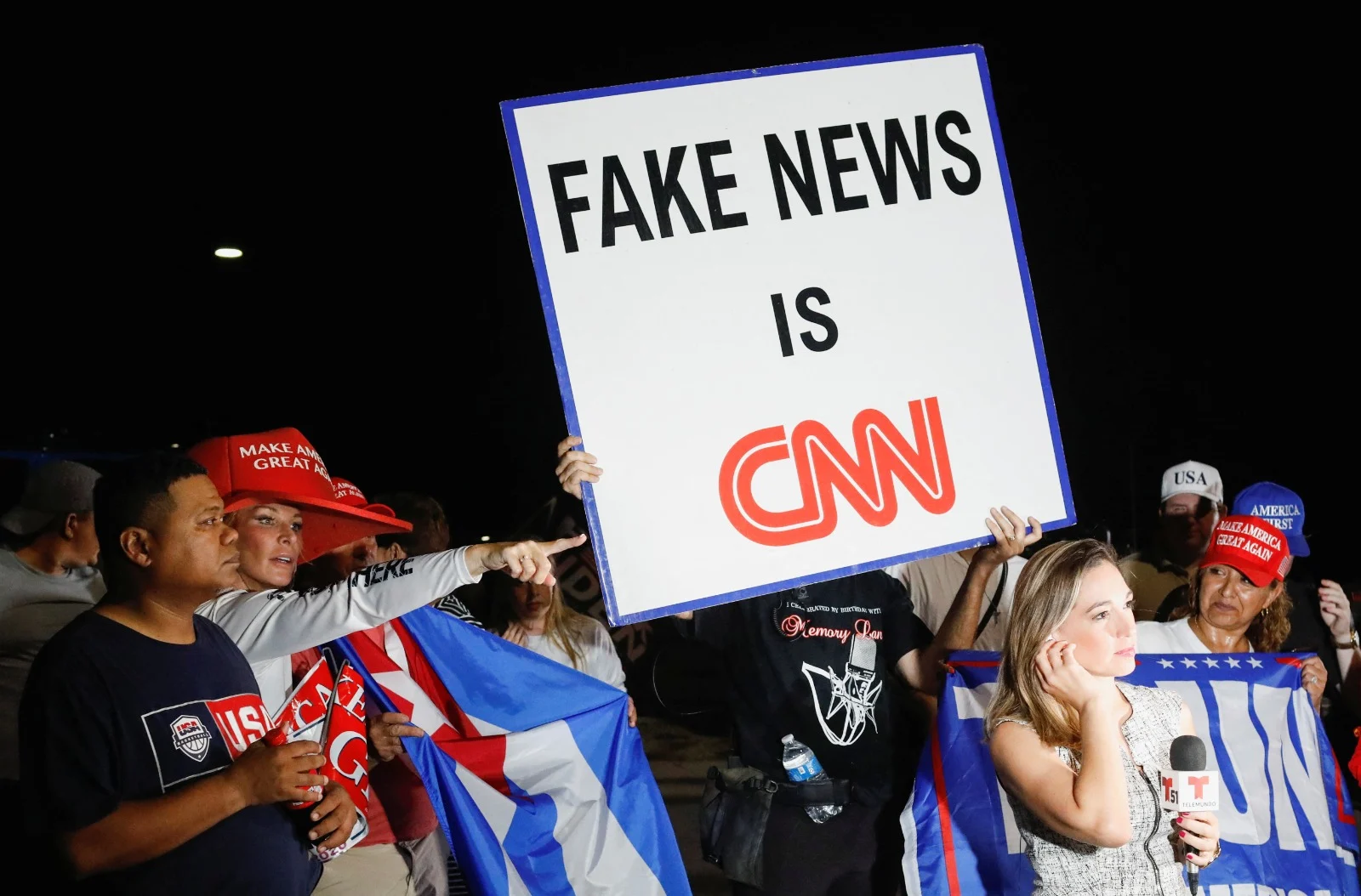 מפגינים מחוץ לאחוזתו של טראמפ בעקבות הפשיטה