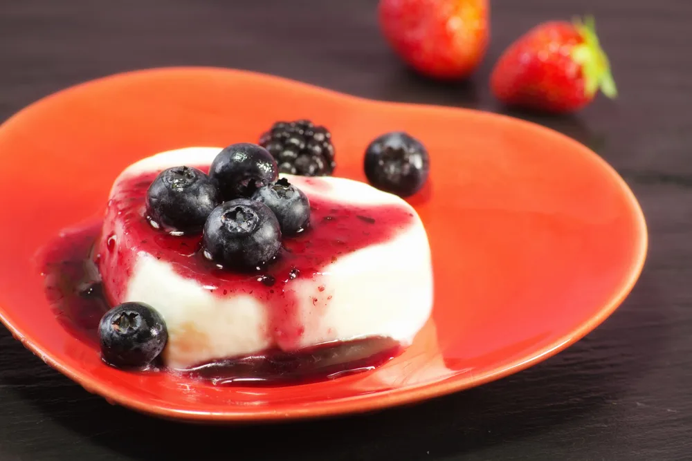 Greedy,panna,cotta,with,berries