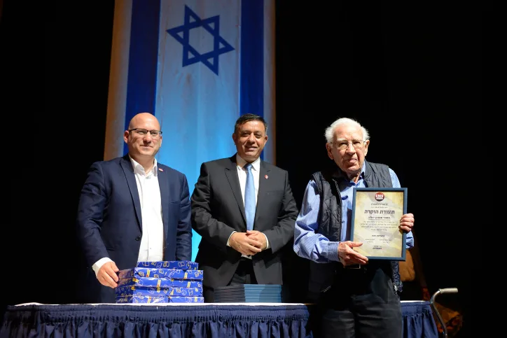 .אהרון ידלין מקבל מיו''ר מפלגת העבודה דאז אבי גבאי תעודת הערכה לרגל 50 שנה למפלגה
