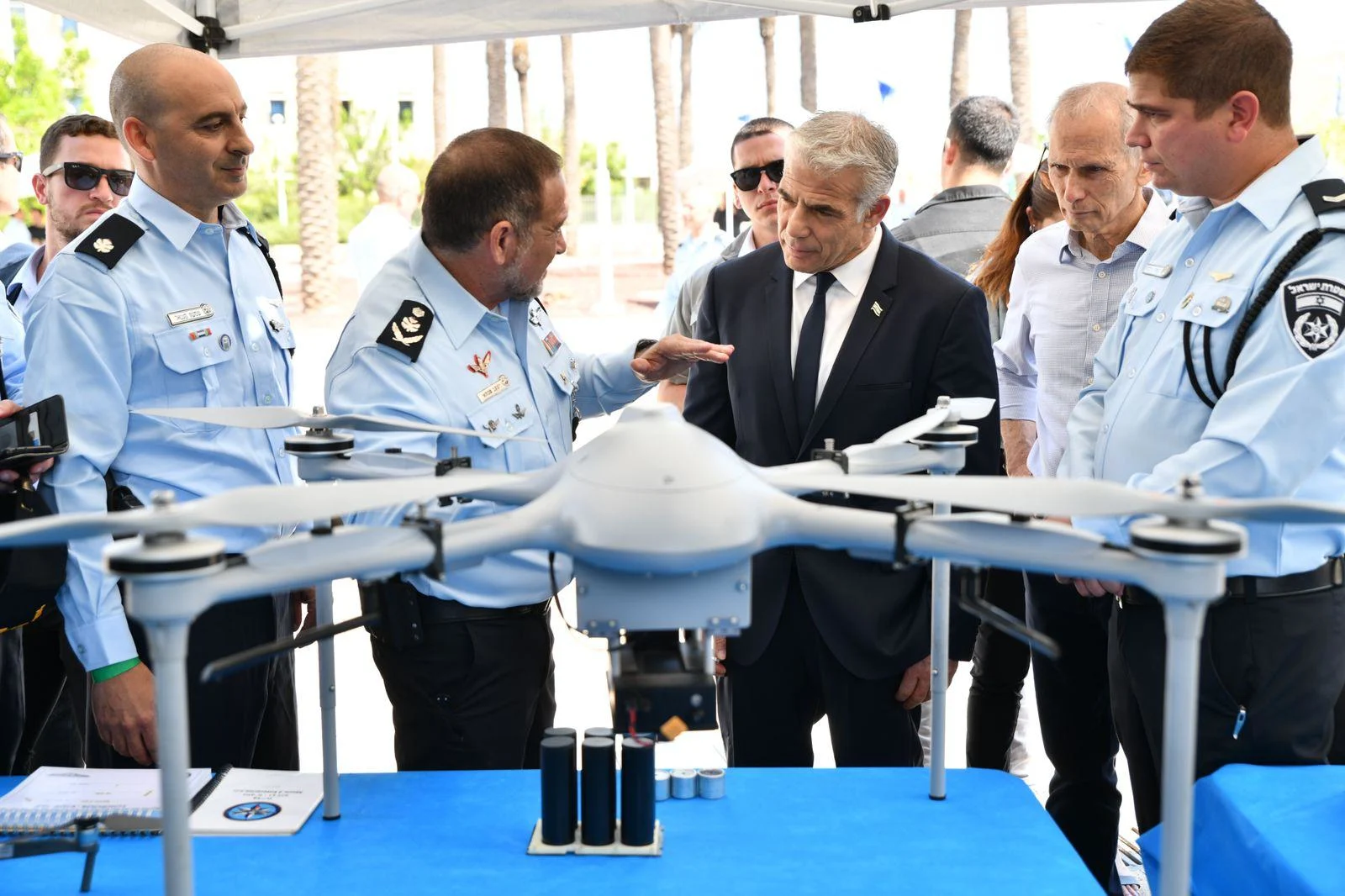 ראש הממשלה לפיד מבקר במכללה הלאומית לשוטרים