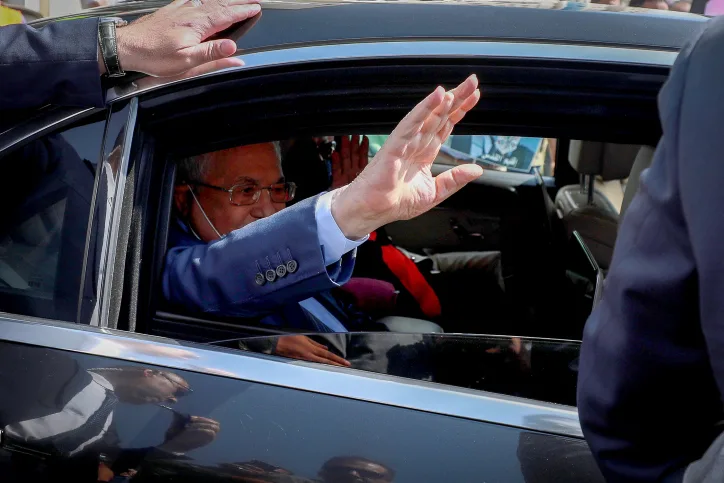 יו''ר הרשות הפלסטינית אבו מאזן מתקבל בתשואות ברמאללה בשובו מברלין