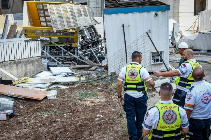 זירת נפילת המכולה באתר הבנייה בטירת הכרמל