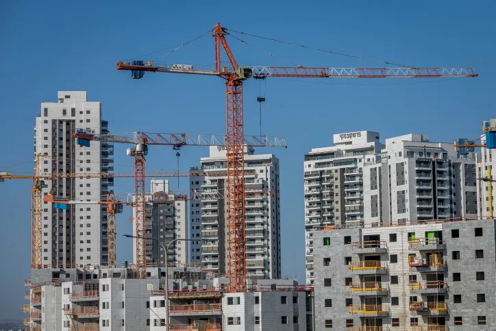 חלום הדירה מתרחק. אתר בנייה בבאר יעקב