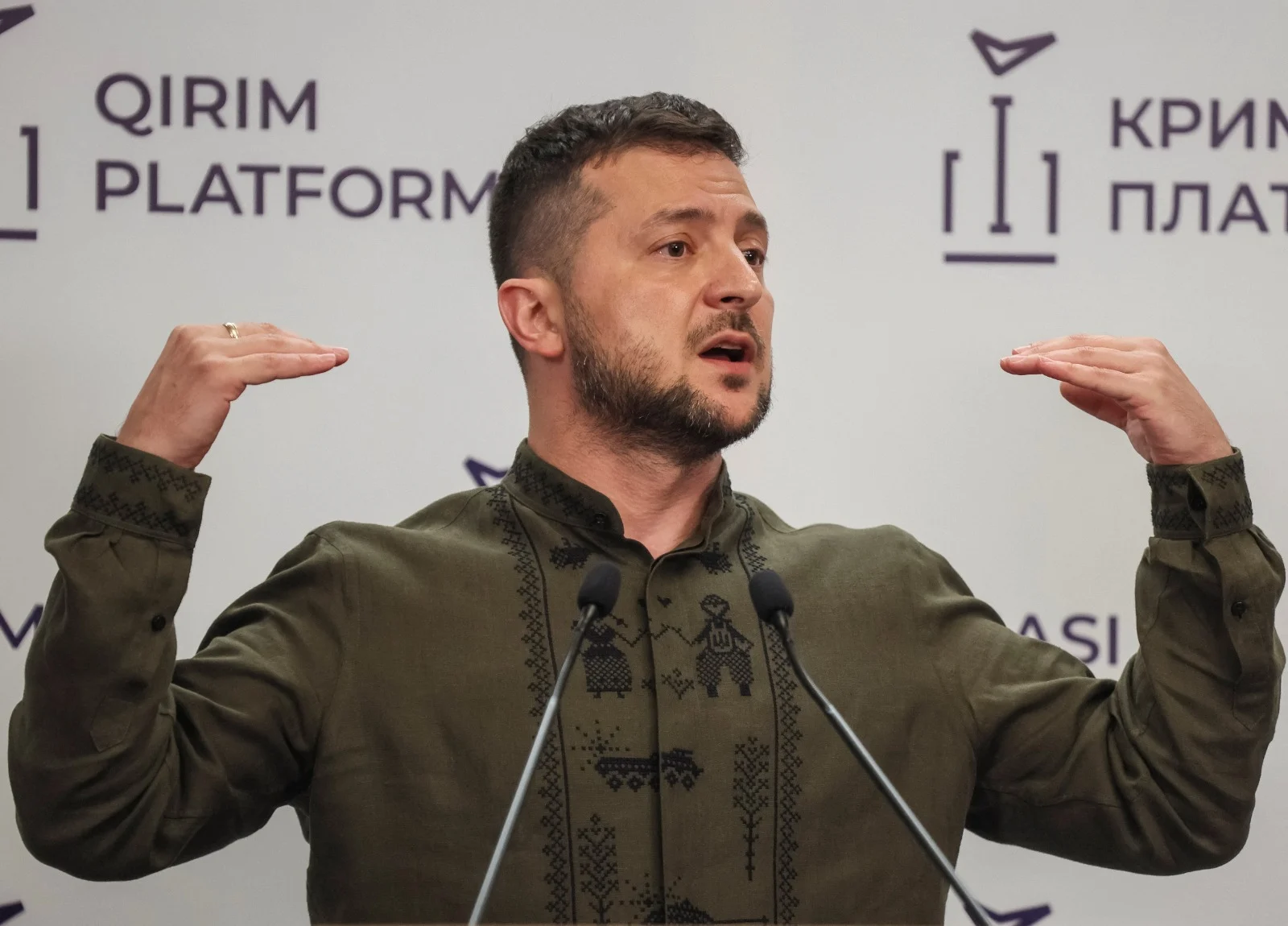 נשיא אוקראינה ולודימיר זלנסקי, לבוש בחולצה אוקראינית מסרותית, בתדרוך לתקשורת אמש