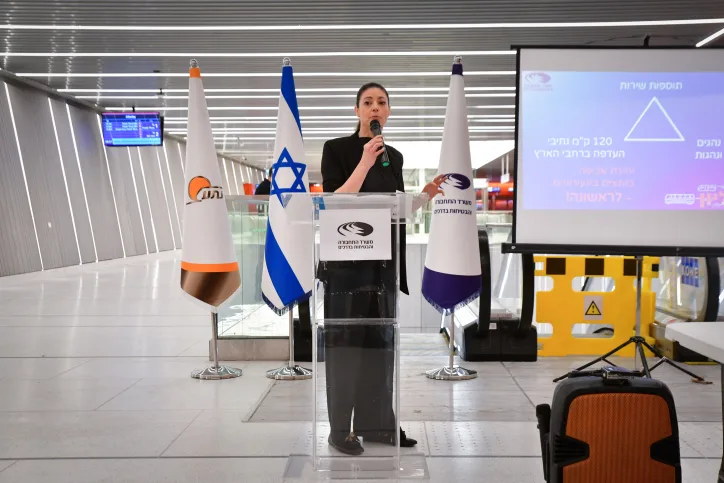 שרת התחבורה מרב מיכאלי בתחנת הרכבת הקלה