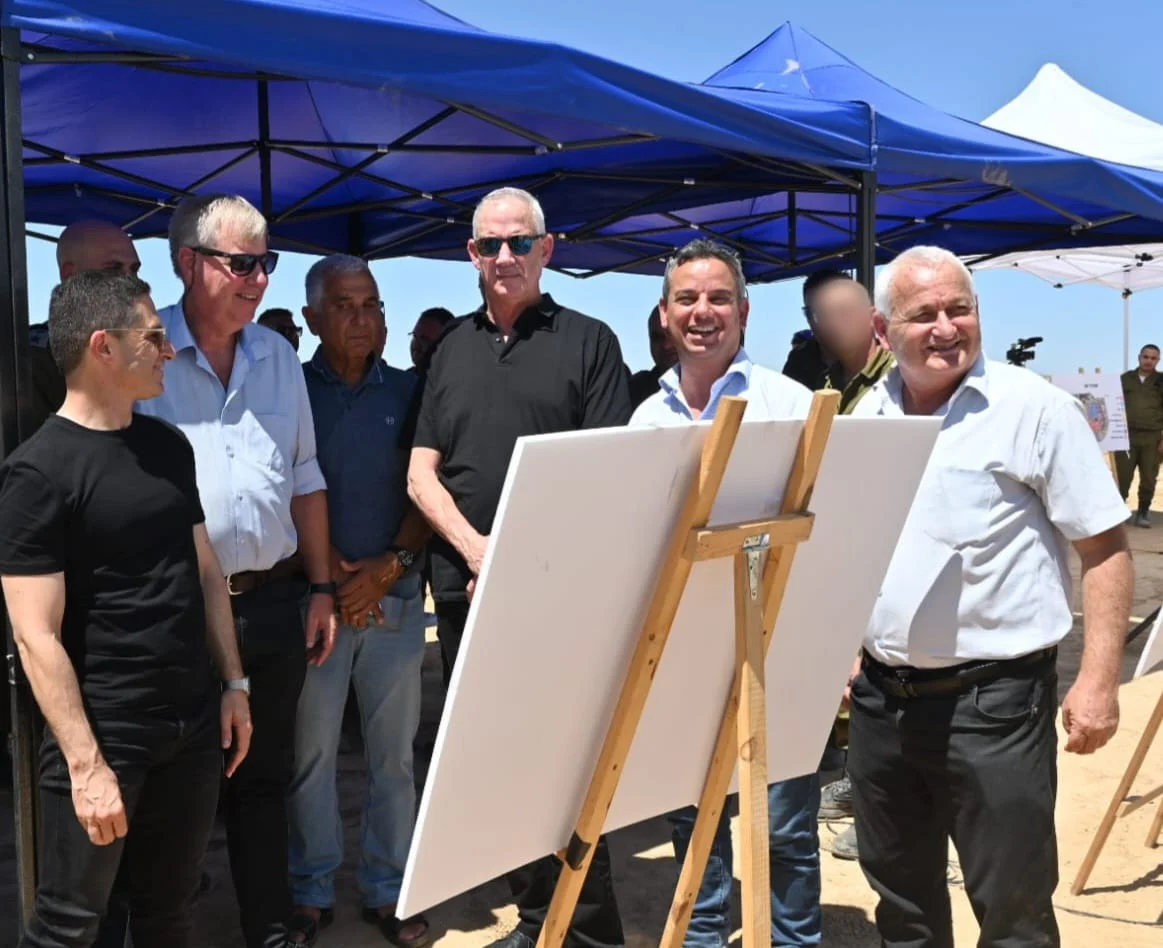 שר הביטחון בני גנץ בקריית המודיעין בנגב