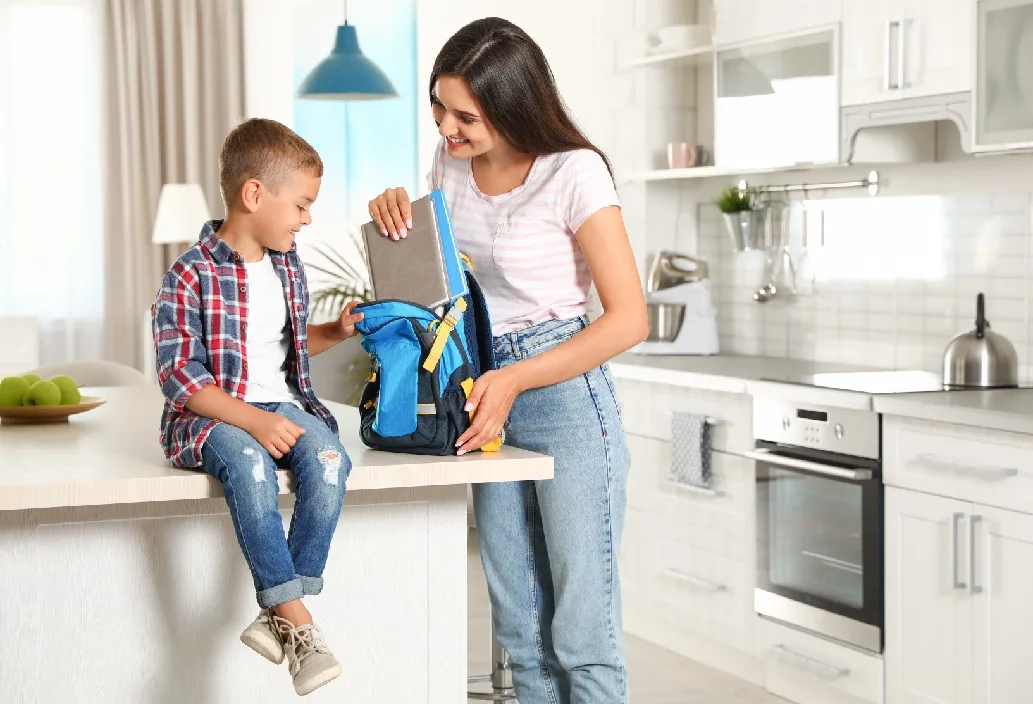 אמא וילד מתארגנים לבית ספר