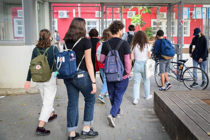 תלמידים בדרך לבית ספר