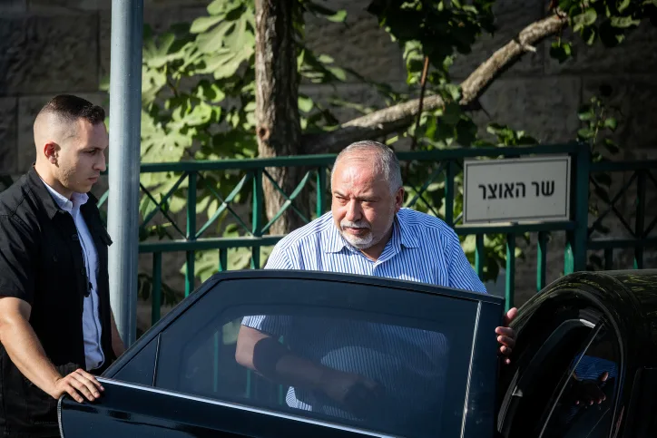 שר האוצר אביגדור ליברמן בתום הדיונים הבוקר