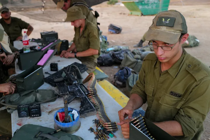 מימין: סמל איתן פיכמן ז''ל