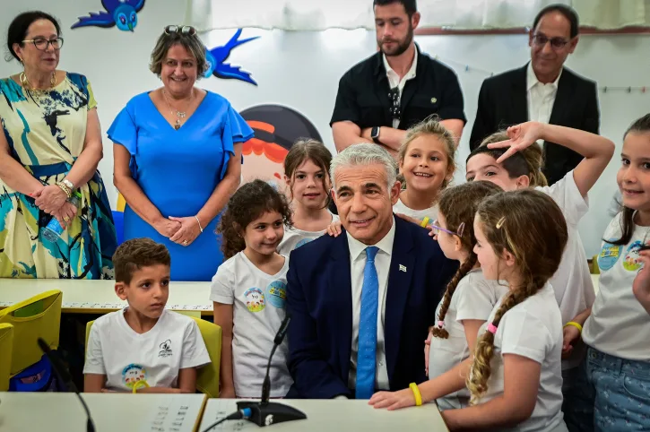 ראש הממשלה יאיר לפיד בבית הספר היסודי ''ניצני המדע'' ברחובות