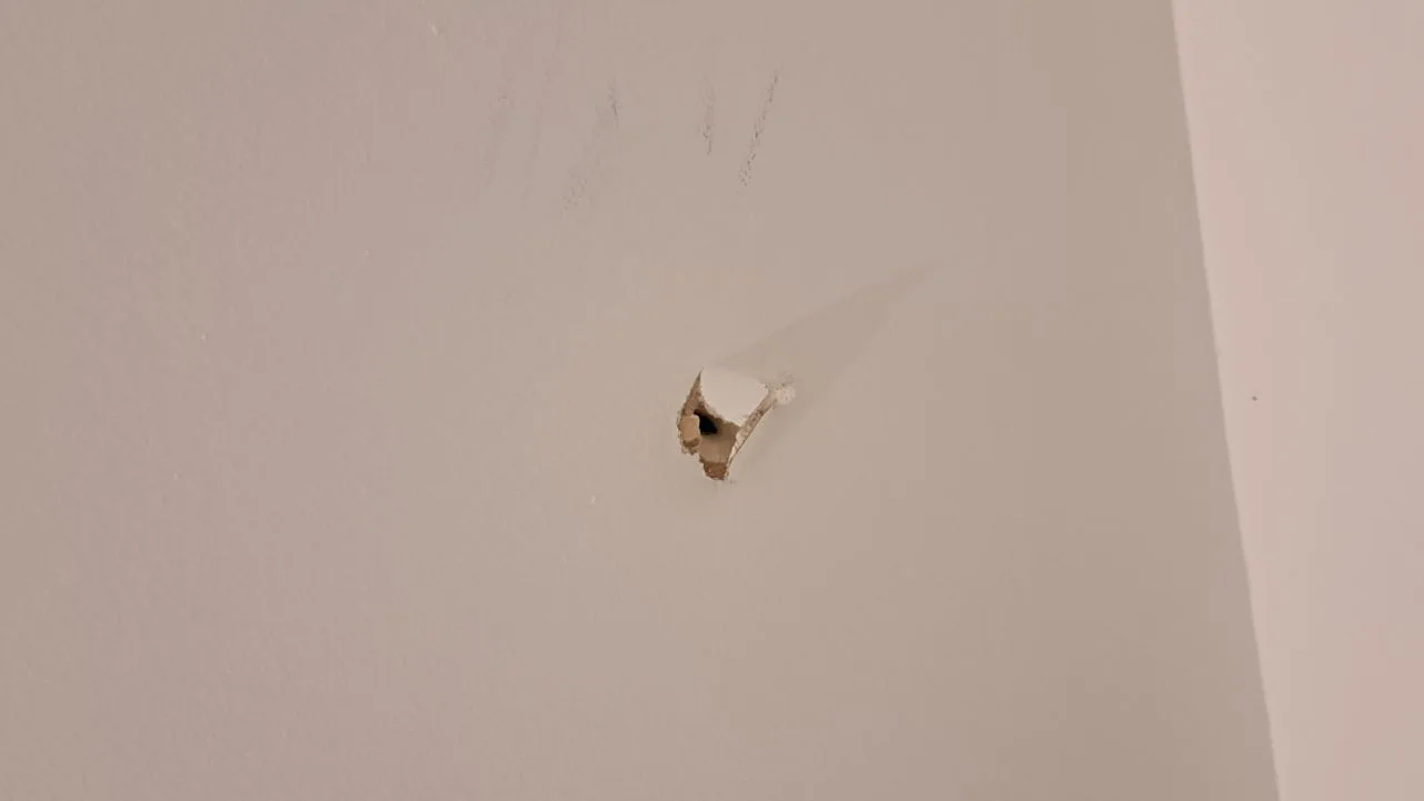 חור בתקרה בעקבות קליע תועה שחדר לבית בכוכב יעקב