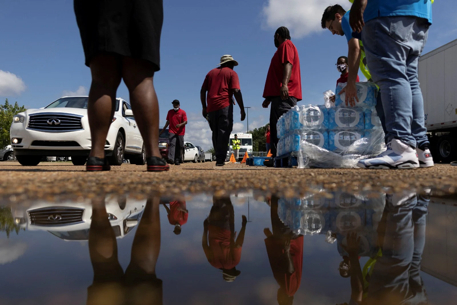 מתנדבים באתר חלוקת בקבוקי מים בג'קסון, מיסיסיפי