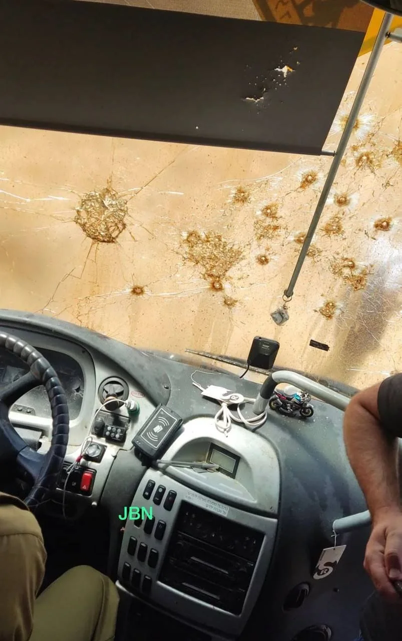 נזקי הירי באוטובוס בפיגוע בבקעת הירדן
