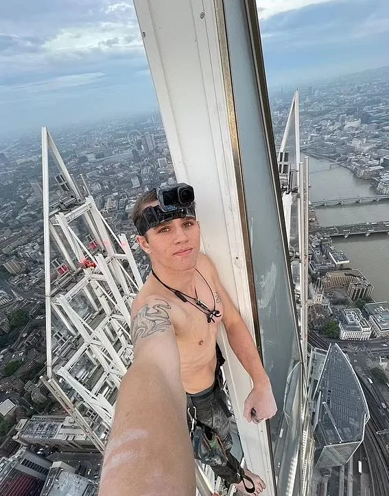 הסלפי של המטפס החופשי על הבניין בלונדון