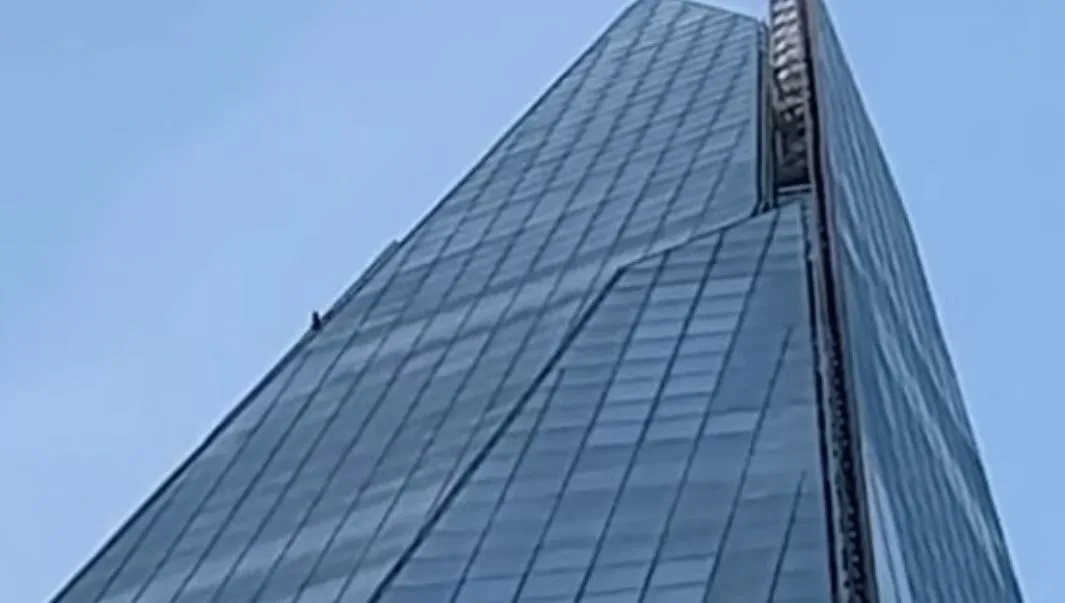 הסלפי של המטפס החופשי על הבניין בלונדון