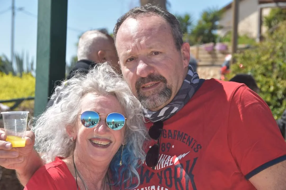 לורן מורלי, נהג האוטובוס שנפצע בפיגוע בבקעה, עם בת זוגו שירי פאר